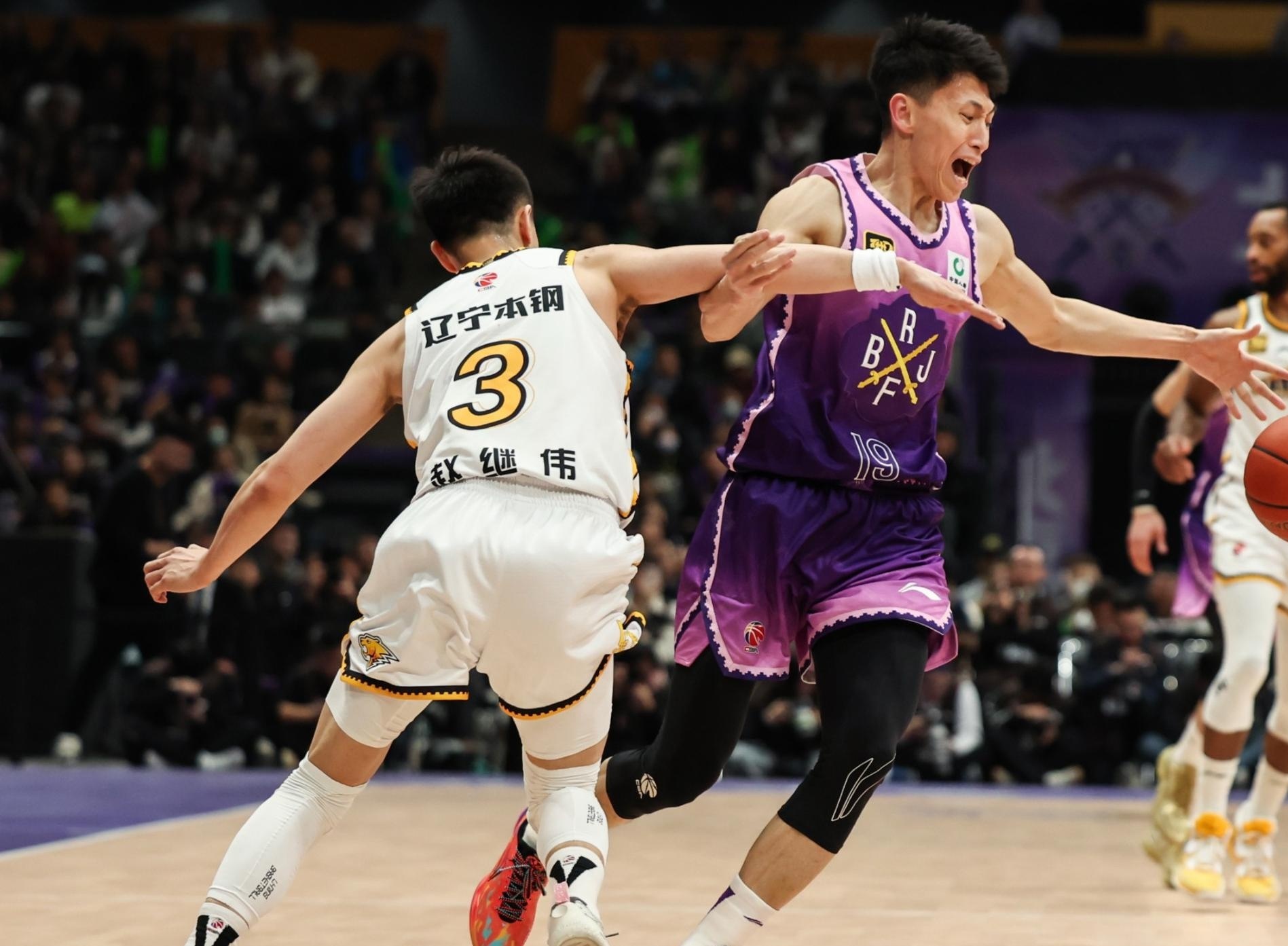 赛后体能课后，深圳男篮防线松动备战德甲，信心回归，赛程密集仍需轮换(2025深圳马拉松比赛时间)